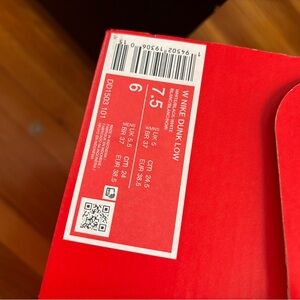 NIKE DUNKS WOMEN. LOW. SIZE 7.5 NEVER WORN
